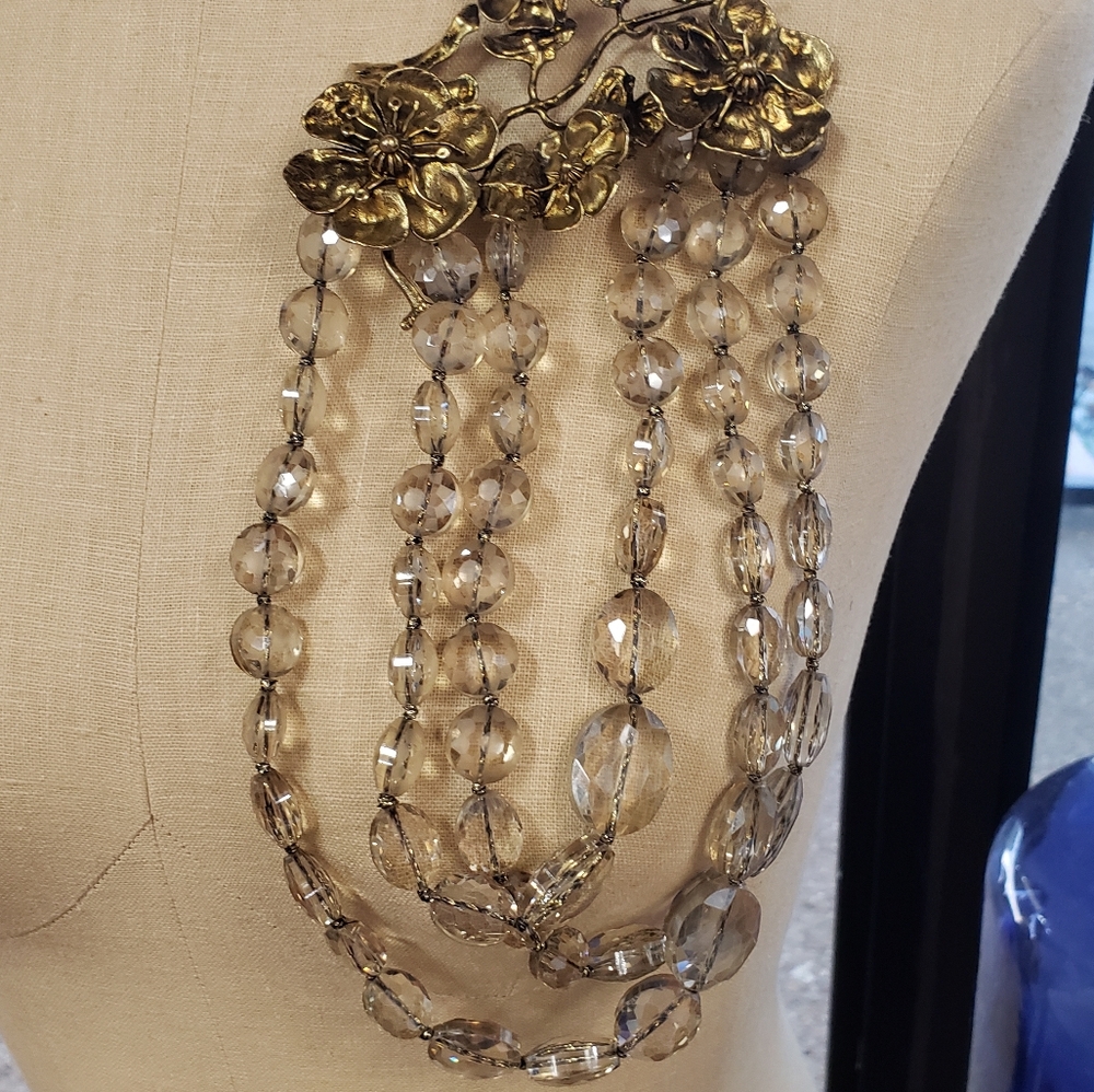 Gucci Beaded Brooch With Floral Detail - Picture 6 of 6